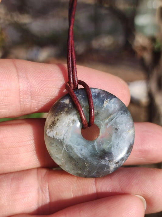 Opal Andenopal schwarz blau ~ Edelstein Kette Boho Ethno Nature Donut Schutzsymbol Heilstein Matrix Sammler Mineral Rarität Mann Frau - Art of Nature Berlin