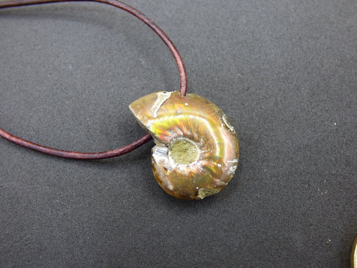 Opalisierende Ammonite Schnecke Edelstein Kette Natur HIPPIE GOA Boho Heilstein Kristalle Schmuck Anhänger Mann Frau Kind Geschenk Er Sie - Art of Nature Berlin