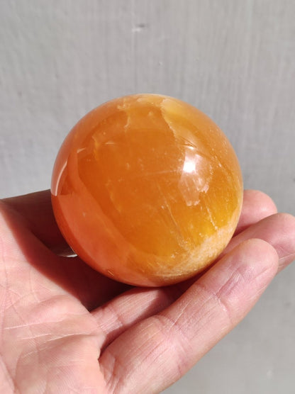 Orange Calcit ~ Magische Edelstein Kugel Massage Haus Deko Sphere Crystal Spielkugel Meditation GOA Ethno Heilstein Naturschatz Sammler - Art of Nature Berlin