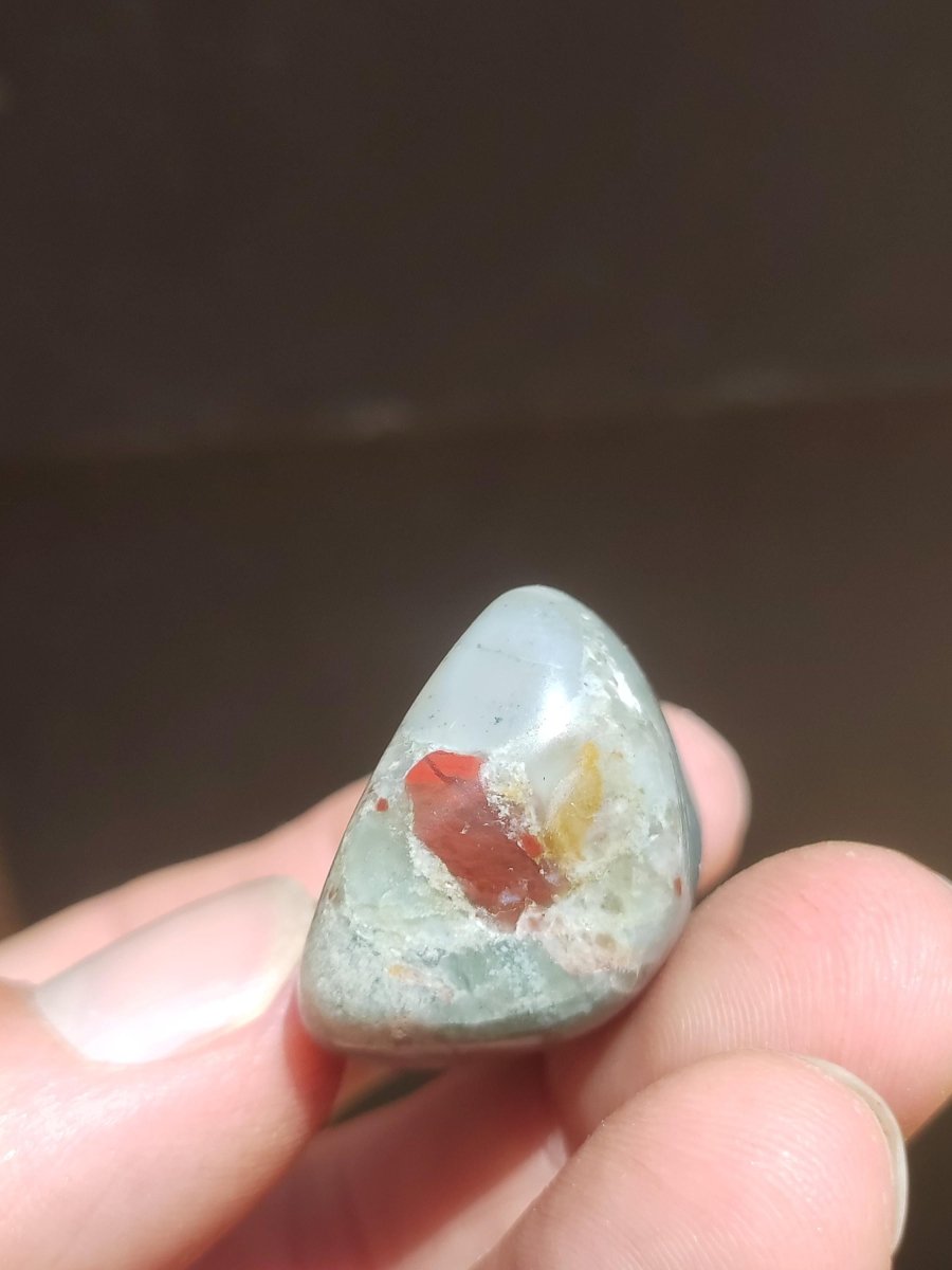 Pektolith Bustamit Sugilith Quarz - Sammler Deko Heilstein lila Handschmeichler Rarität Meditation Energie Edelstein Kristall Selten Unikat - Art of Nature Berlin