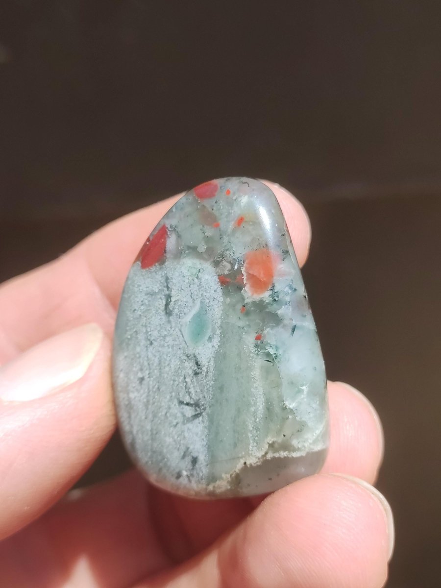 Pektolith Bustamit Sugilith Quarz - Sammler Deko Heilstein lila Handschmeichler Rarität Meditation Energie Edelstein Kristall Selten Unikat - Art of Nature Berlin