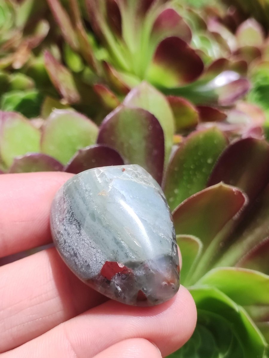 Pektolith Bustamit Sugilith Quarz - Sammler Deko Heilstein lila Handschmeichler Rarität Meditation Energie Edelstein Kristall Selten Unikat - Art of Nature Berlin