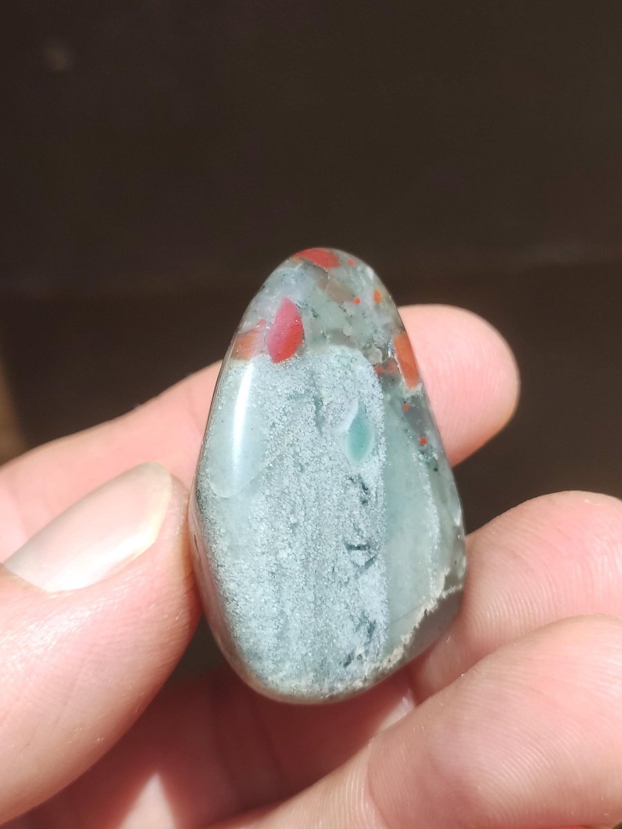 Pektolith Bustamit Sugilith Quarz - Sammler Deko Heilstein lila Handschmeichler Rarität Meditation Energie Edelstein Kristall Selten Unikat - Art of Nature Berlin