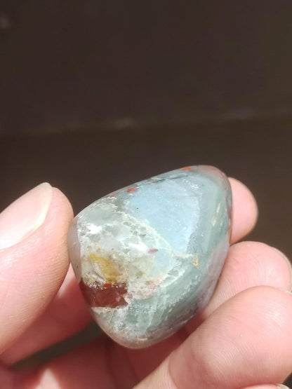 Pektolith Bustamit Sugilith Quarz - Sammler Deko Heilstein lila Handschmeichler Rarität Meditation Energie Edelstein Kristall Selten Unikat - Art of Nature Berlin
