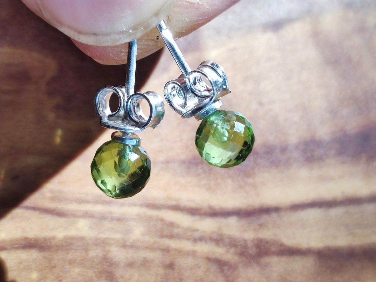 Peridot Ohrstecker - 925 Sterling Silber Ohrringe grün - Edelstein Heilstein Energie Kraft Frauen Ohr Schmuck Hochwertig Edel blau Rarität - Art of Nature Berlin