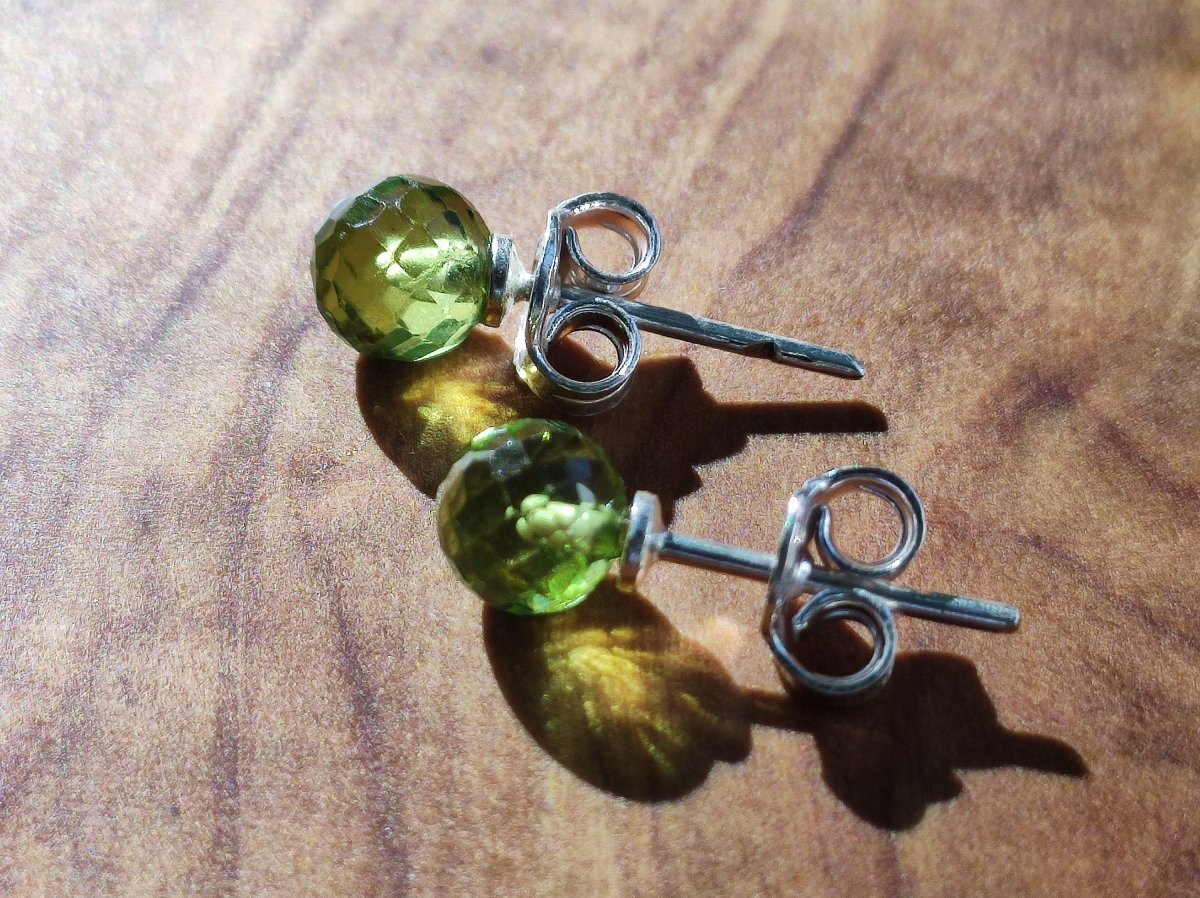 Peridot Ohrstecker - 925 Sterling Silber Ohrringe grün - Edelstein Heilstein Energie Kraft Frauen Ohr Schmuck Hochwertig Edel blau Rarität - Art of Nature Berlin