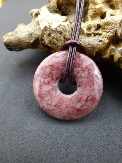 Piemontit Quarz ~ Edelstein Kette ~HIPPIE ~GOA ~Boho ~Tibet ~Ethno ~Nature ~Donut ~Schutzsymbol ~Heilstein rot rosa - Art of Nature Berlin