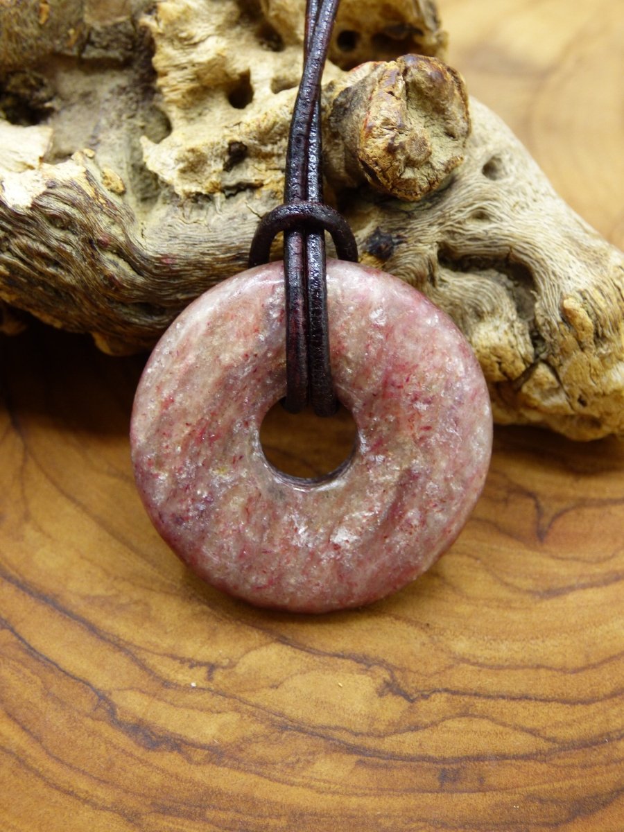 Piemontit Quarz ~ Edelstein Kette ~HIPPIE ~GOA ~Boho ~Tibet ~Ethno ~Nature ~Donut ~Schutzsymbol ~Heilstein rot rosa - Art of Nature Berlin