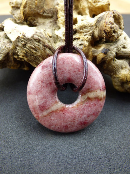 Piemontit Quarz ~ Edelstein Kette ~HIPPIE ~GOA ~Boho ~Tibet ~Ethno ~Nature ~Donut ~Schutzsymbol ~Heilstein rot rosa - Art of Nature Berlin