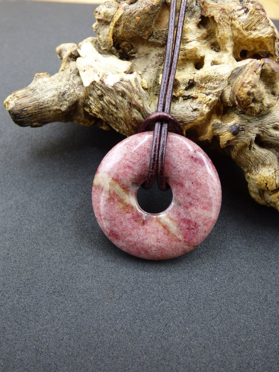 Piemontit Quarz ~ Edelstein Kette ~HIPPIE ~GOA ~Boho ~Tibet ~Ethno ~Nature ~Donut ~Schutzsymbol ~Heilstein rot rosa - Art of Nature Berlin