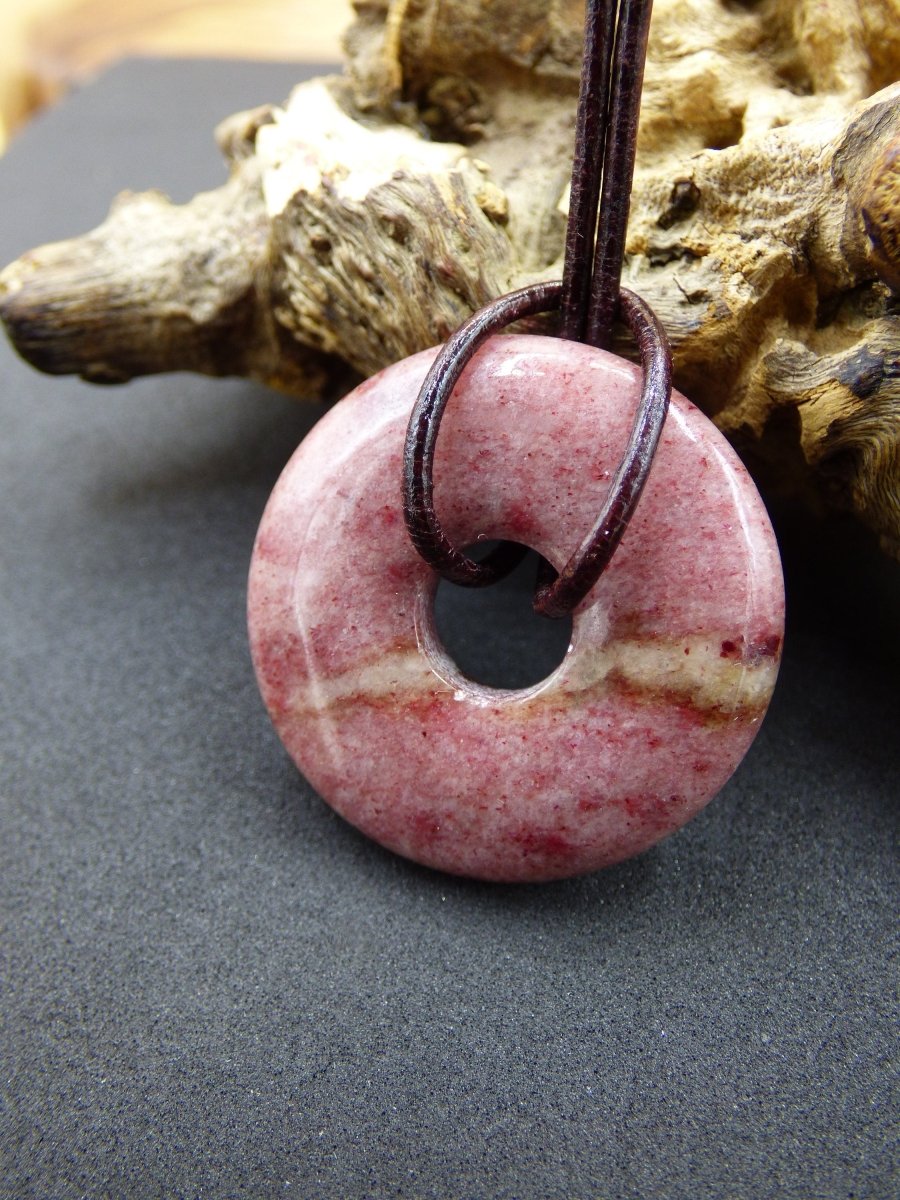 Piemontit Quarz ~ Edelstein Kette ~HIPPIE ~GOA ~Boho ~Tibet ~Ethno ~Nature ~Donut ~Schutzsymbol ~Heilstein rot rosa - Art of Nature Berlin