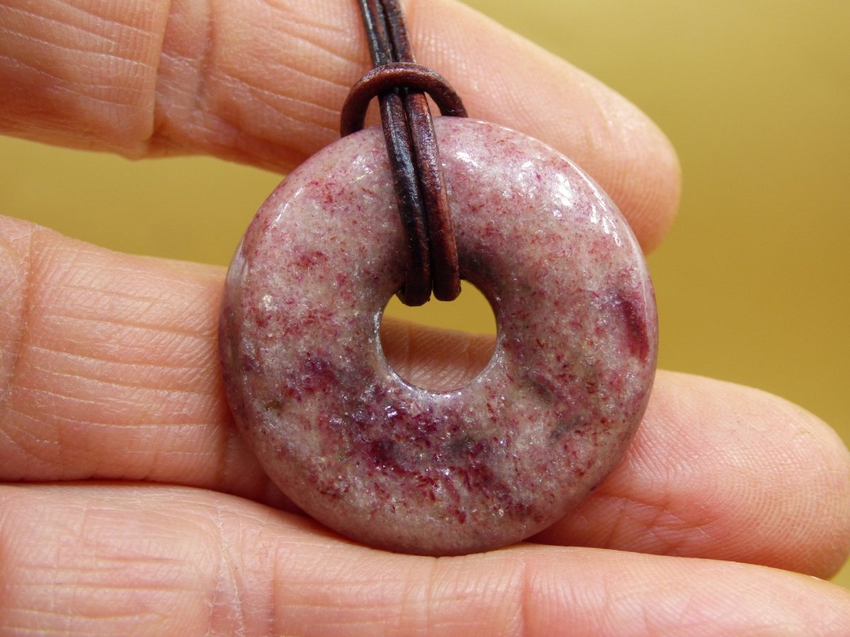 Piemontit Quarz ~ Edelstein Kette ~HIPPIE ~GOA ~Boho ~Tibet ~Ethno ~Nature ~Donut ~Schutzsymbol ~Heilstein rot rosa - Art of Nature Berlin