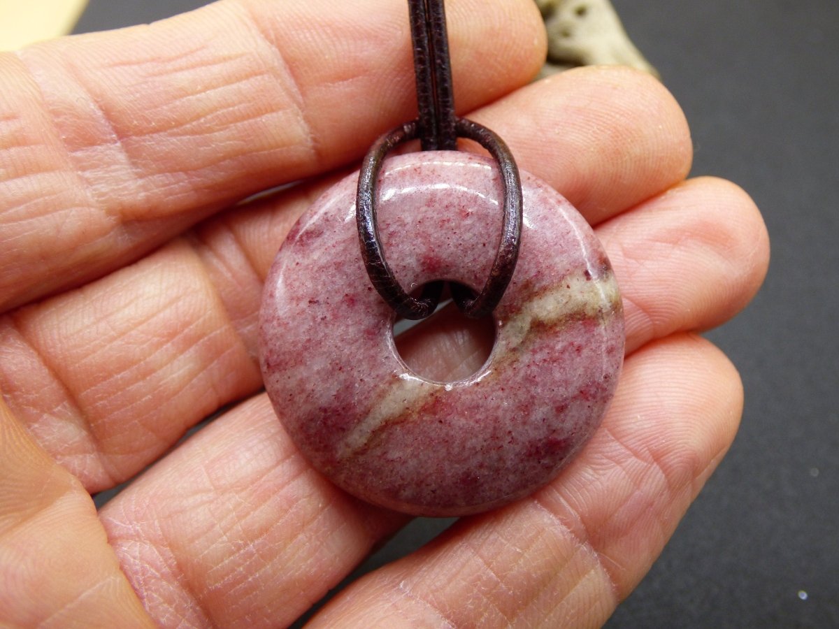 Piemontit Quarz ~ Edelstein Kette ~HIPPIE ~GOA ~Boho ~Tibet ~Ethno ~Nature ~Donut ~Schutzsymbol ~Heilstein rot rosa - Art of Nature Berlin