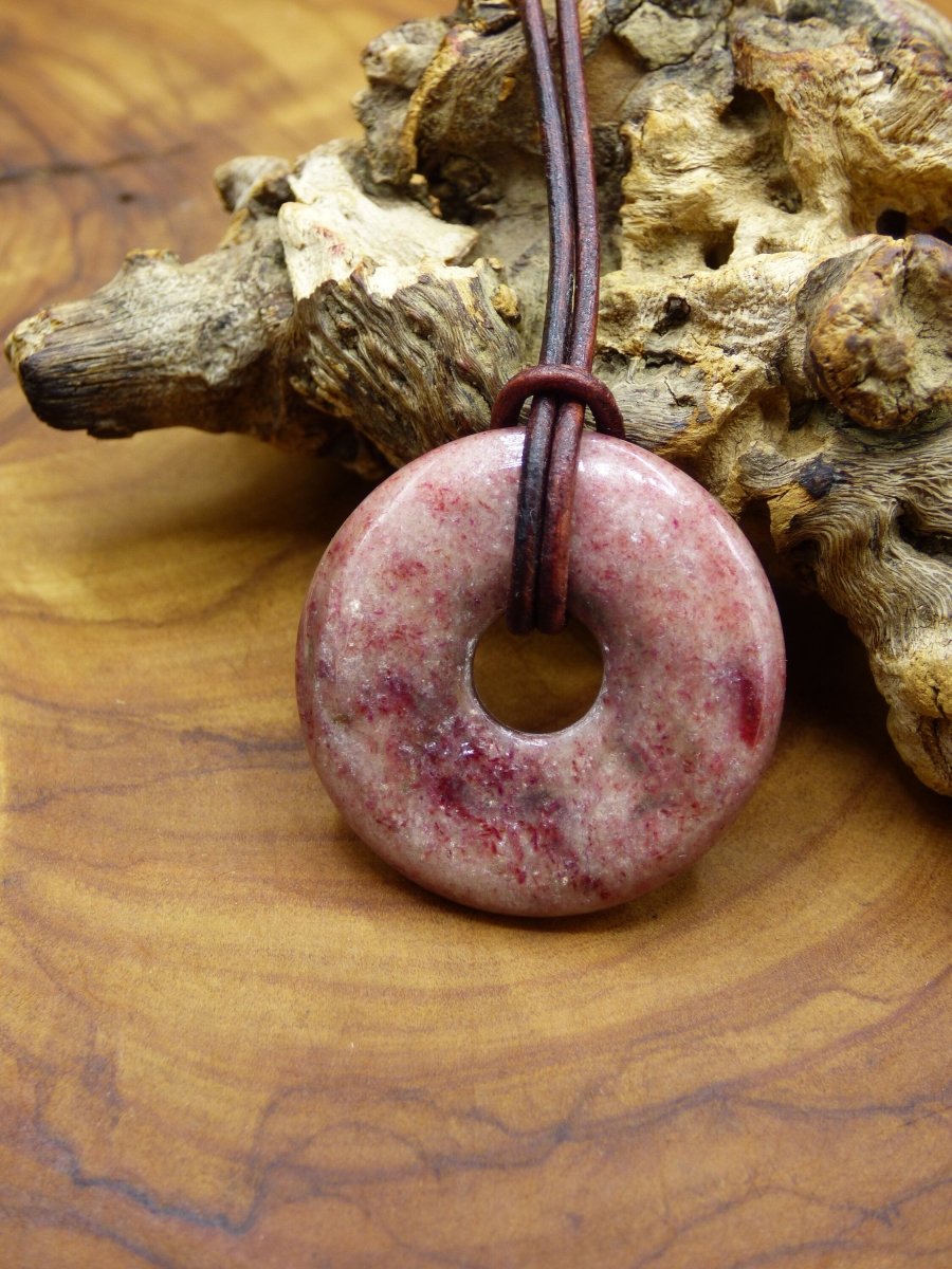 Piemontit Quarz ~ Edelstein Kette ~HIPPIE ~GOA ~Boho ~Tibet ~Ethno ~Nature ~Donut ~Schutzsymbol ~Heilstein rot rosa - Art of Nature Berlin