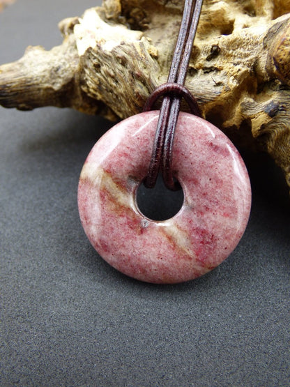 Piemontit Quarz ~ Edelstein Kette ~HIPPIE ~GOA ~Boho ~Tibet ~Ethno ~Nature ~Donut ~Schutzsymbol ~Heilstein rot rosa - Art of Nature Berlin