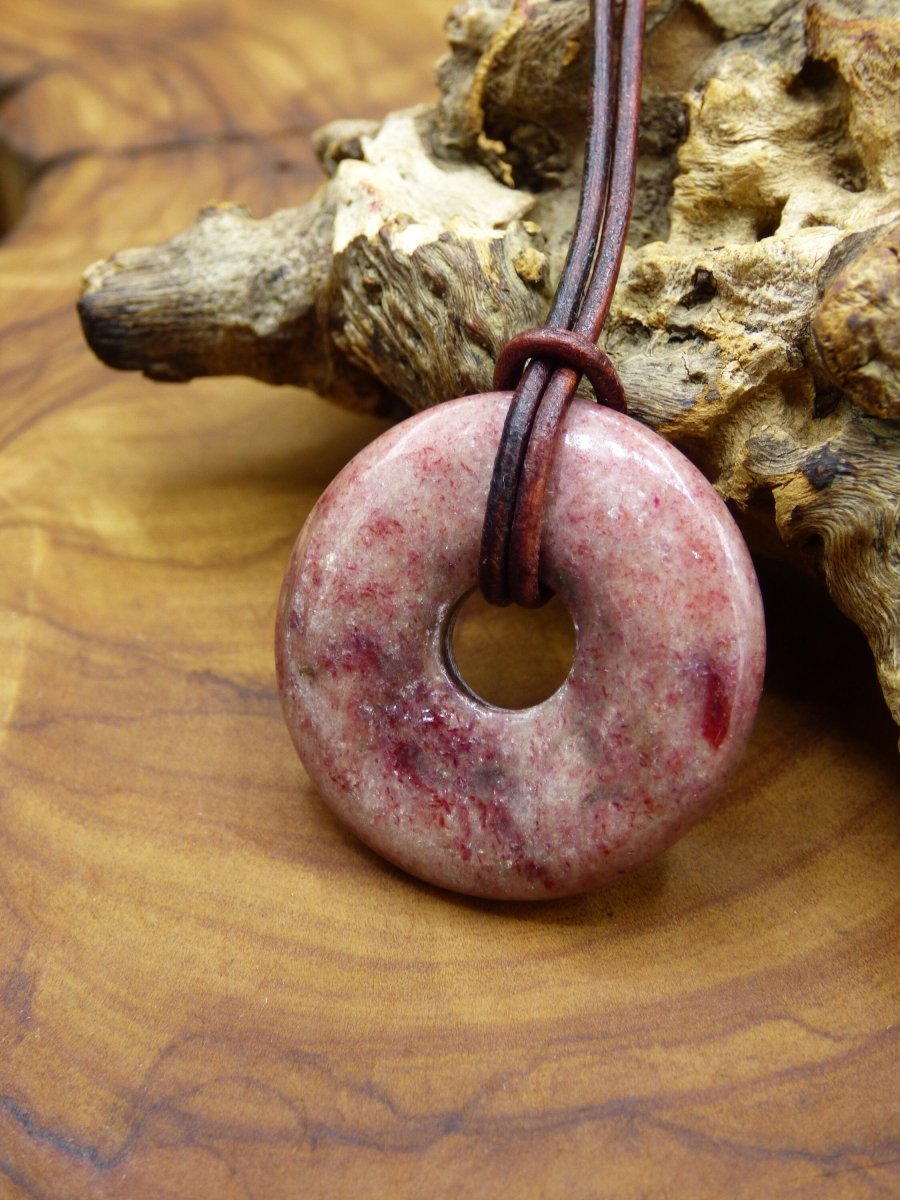 Piemontit Quarz ~ Edelstein Kette ~HIPPIE ~GOA ~Boho ~Tibet ~Ethno ~Nature ~Donut ~Schutzsymbol ~Heilstein rot rosa - Art of Nature Berlin