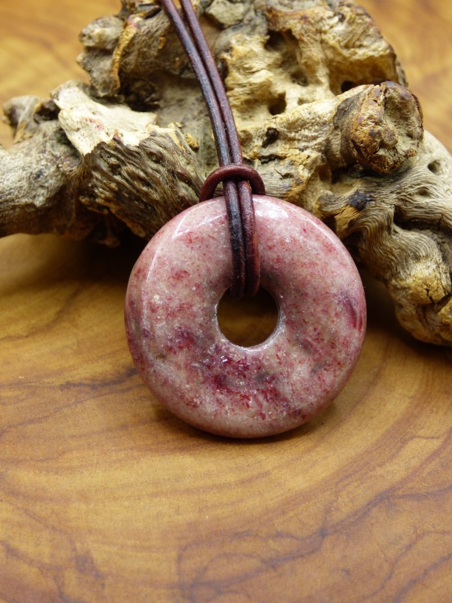 Piemontit Quarz ~ Edelstein Kette ~HIPPIE ~GOA ~Boho ~Tibet ~Ethno ~Nature ~Donut ~Schutzsymbol ~Heilstein rot rosa - Art of Nature Berlin