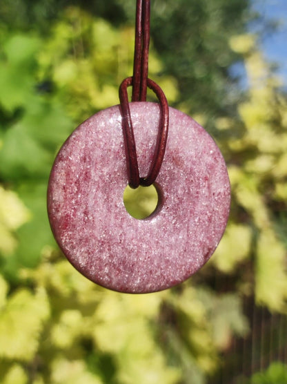 Piemontit Quarz - Edelstein Kette rot HIPPIE GOA Boho Tibet Ethno Nature Donut Heilstein Rarität Männer Frau Geschenk Anhänger Er Sie Unikat - Art of Nature Berlin