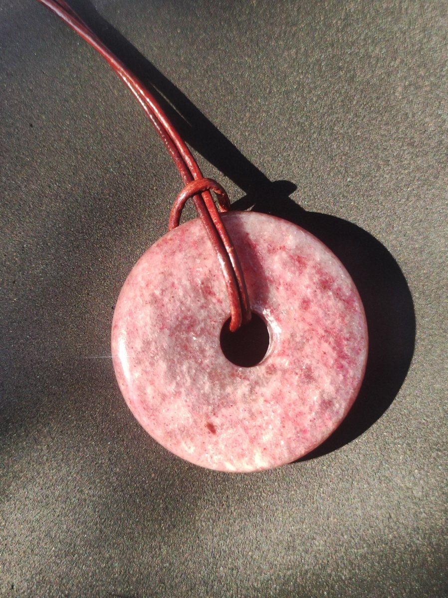 Piemontit Quarz - Edelstein Kette rot HIPPIE GOA Boho Tibet Ethno Nature Donut Heilstein Rarität Männer Frau Geschenk Anhänger Er Sie Unikat - Art of Nature Berlin