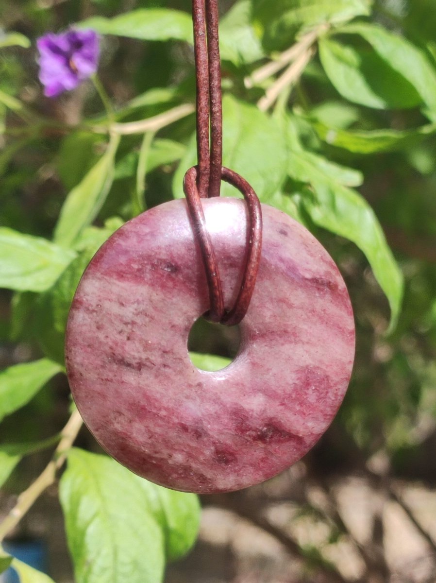 Piemontit Quarz - Edelstein Kette rot HIPPIE GOA Boho Tibet Ethno Nature Donut Heilstein Rarität Männer Frau Geschenk Anhänger Er Sie Unikat - Art of Nature Berlin