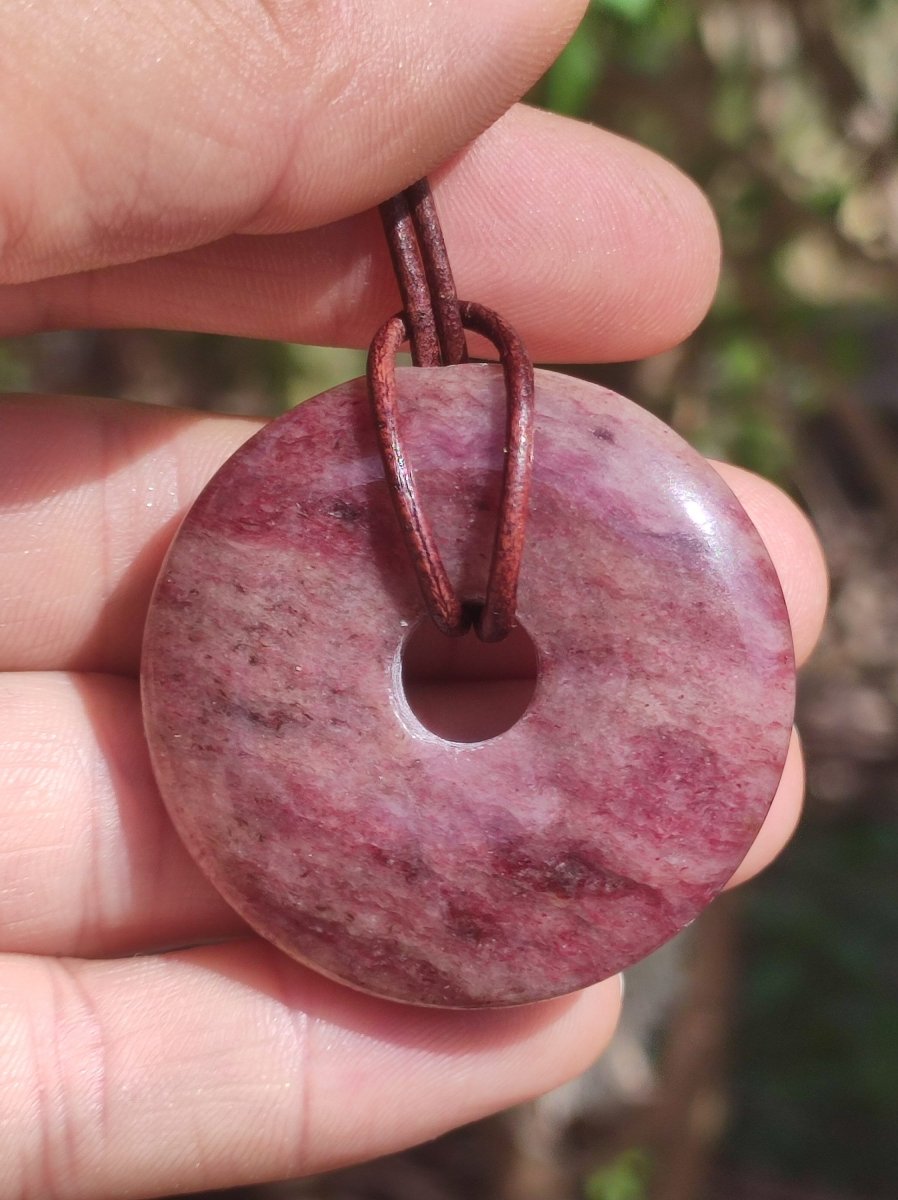 Piemontit Quarz - Edelstein Kette rot HIPPIE GOA Boho Tibet Ethno Nature Donut Heilstein Rarität Männer Frau Geschenk Anhänger Er Sie Unikat - Art of Nature Berlin