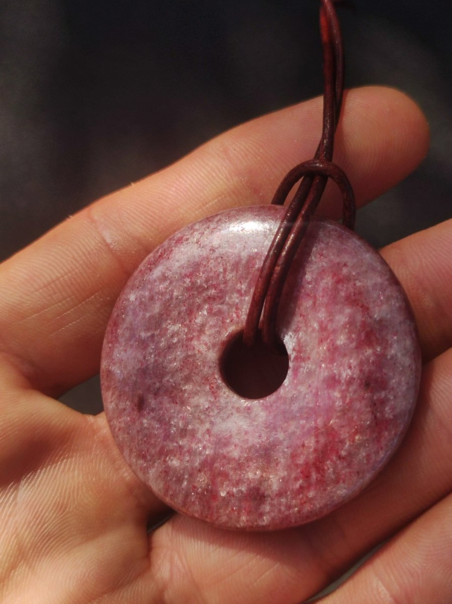 Piemontit Quarz - Edelstein Kette rot HIPPIE GOA Boho Tibet Ethno Nature Donut Heilstein Rarität Männer Frau Geschenk Anhänger Er Sie Unikat - Art of Nature Berlin