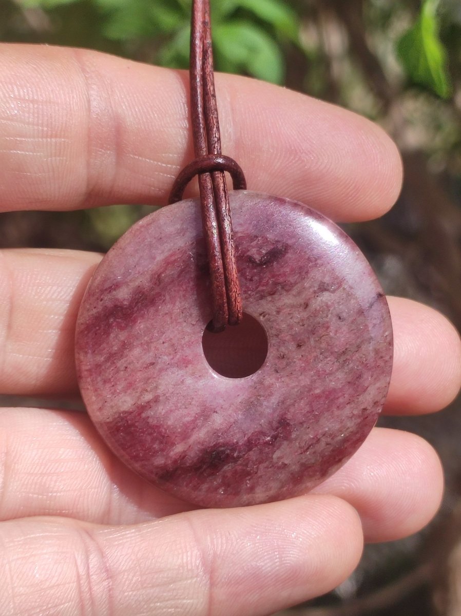 Piemontit Quarz - Edelstein Kette rot HIPPIE GOA Boho Tibet Ethno Nature Donut Heilstein Rarität Männer Frau Geschenk Anhänger Er Sie Unikat - Art of Nature Berlin