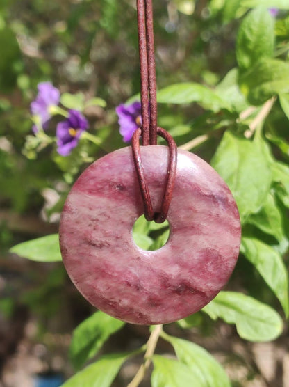 Piemontit Quarz - Edelstein Kette rot HIPPIE GOA Boho Tibet Ethno Nature Donut Heilstein Rarität Männer Frau Geschenk Anhänger Er Sie Unikat - Art of Nature Berlin