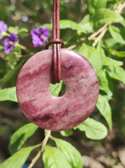 Piemontit Quarz - Edelstein Kette rot HIPPIE GOA Boho Tibet Ethno Nature Donut Heilstein Rarität Männer Frau Geschenk Anhänger Er Sie Unikat - Art of Nature Berlin