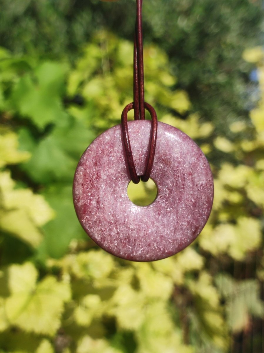 Piemontit Quarz - Edelstein Kette rot HIPPIE GOA Boho Tibet Ethno Nature Donut Heilstein Rarität Männer Frau Geschenk Anhänger Er Sie Unikat - Art of Nature Berlin