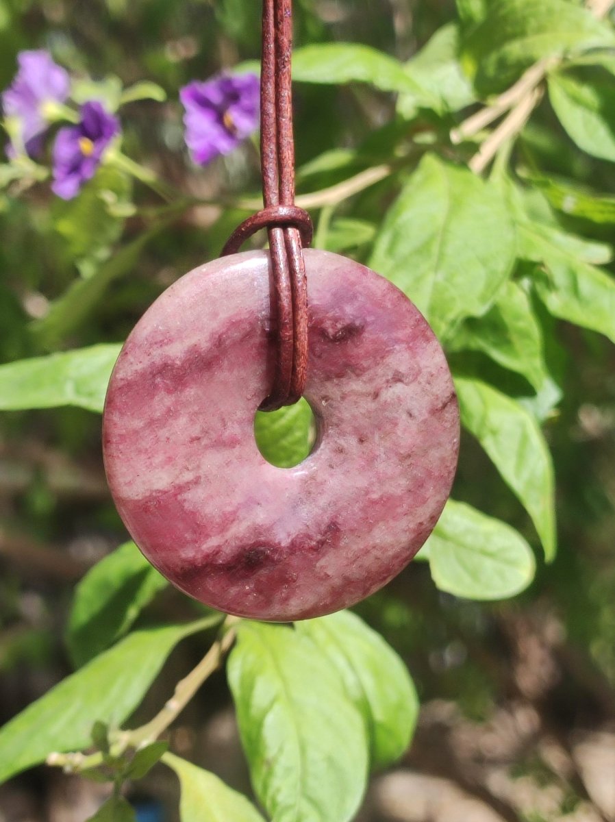 Piemontit Quarz - Edelstein Kette rot HIPPIE GOA Boho Tibet Ethno Nature Donut Heilstein Rarität Männer Frau Geschenk Anhänger Er Sie Unikat - Art of Nature Berlin