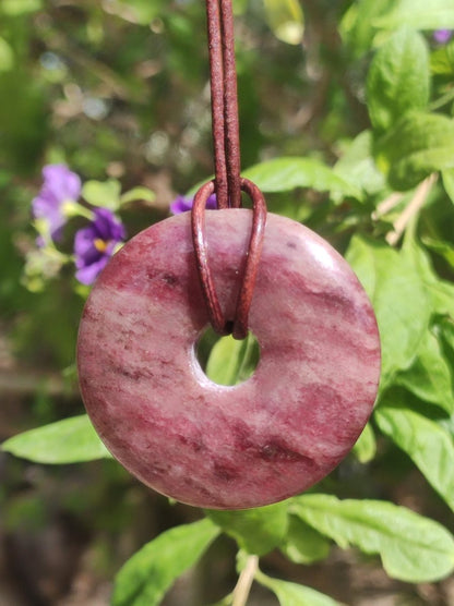 Piemontit Quarz - Edelstein Kette rot HIPPIE GOA Boho Tibet Ethno Nature Donut Heilstein Rarität Männer Frau Geschenk Anhänger Er Sie Unikat - Art of Nature Berlin