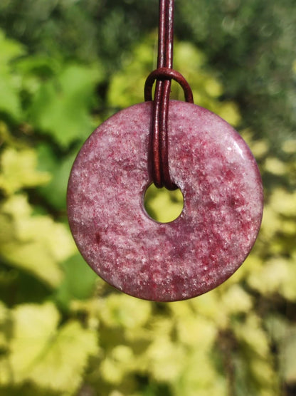 Piemontit Quarz - Edelstein Kette rot HIPPIE GOA Boho Tibet Ethno Nature Donut Heilstein Rarität Männer Frau Geschenk Anhänger Er Sie Unikat - Art of Nature Berlin