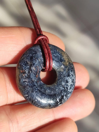 Pietersite blau - Edelstein Donut Kette Rarität selten Schutzsymbol Heilstein Kristall HIPPIE Boho Tibet Ethno Mann Frau Geschenk Er Sie - Art of Nature Berlin
