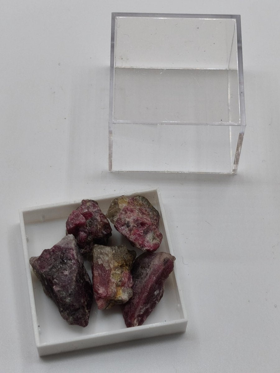 Pink Turmalin Rohsteine – 5er Set aus Brasilien | Rubellit Kristalle & Mineralien Sammler Stufen Edelstein Deko Kristall Heilstein - Art of Nature Berlin