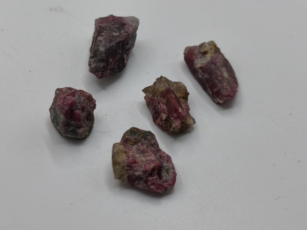 Pink Turmalin Rohsteine – 5er Set aus Brasilien | Rubellit Kristalle & Mineralien Sammler Stufen Edelstein Deko Kristall Heilstein - Art of Nature Berlin