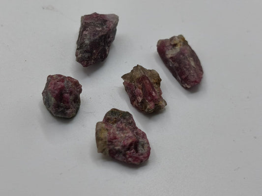 Pink Turmalin Rohsteine – 5er Set aus Brasilien | Rubellit Kristalle & Mineralien Sammler Stufen Edelstein Deko Kristall Heilstein - Art of Nature Berlin