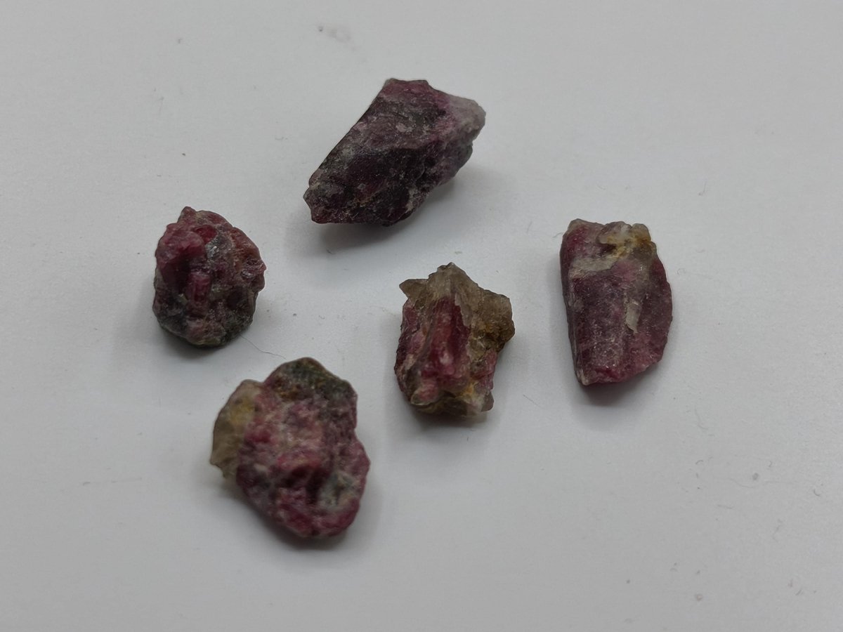 Pink Turmalin Rohsteine – 5er Set aus Brasilien | Rubellit Kristalle & Mineralien Sammler Stufen Edelstein Deko Kristall Heilstein - Art of Nature Berlin