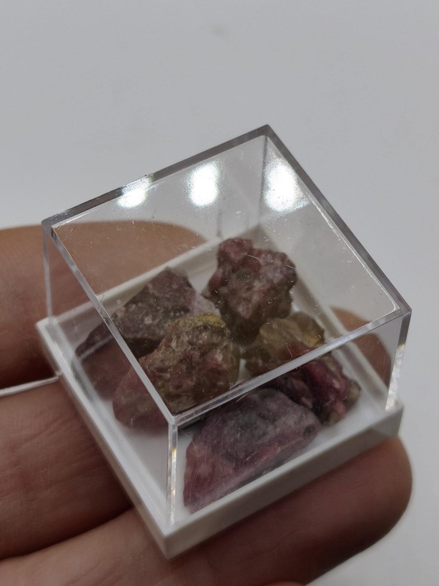 Pink Turmalin Rohsteine – 5er Set aus Brasilien | Rubellit Kristalle & Mineralien Sammler Stufen Edelstein Deko Kristall Heilstein - Art of Nature Berlin