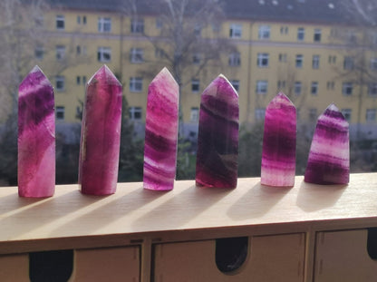 Pinker Fluorit ~ Kristall Point Turm Obelisk Tower ~ Magische Edelstein Deko ~Massagestab Crystal GOA Ethno Heilstein Naturschatz Regenbogen - Art of Nature Berlin