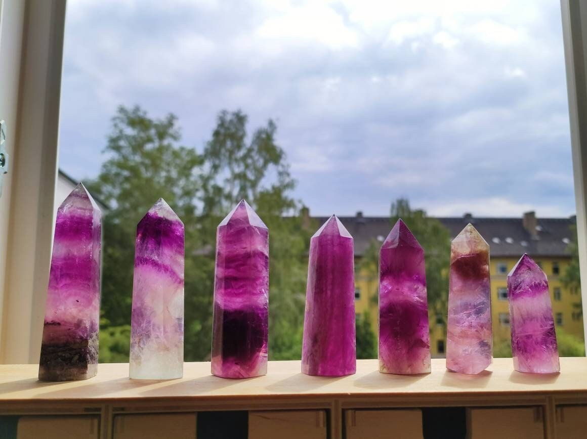 Pinker Fluorit ~ Kristall Point Turm Obelisk Tower ~ Magische Edelstein Deko ~Massagestab Crystal GOA Ethno Heilstein Naturschatz Regenbogen - Art of Nature Berlin