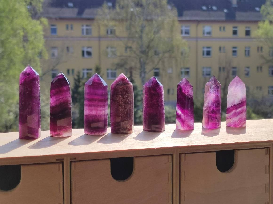 Pinker Fluorit ~ Kristall Point Turm Obelisk Tower ~ Magische Edelstein Deko ~Massagestab Crystal GOA Ethno Heilstein Naturschatz Regenbogen - Art of Nature Berlin