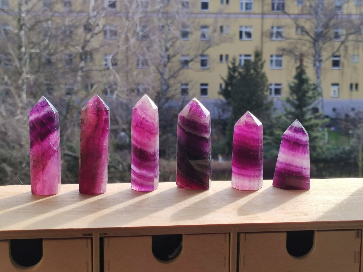 Pinker Fluorit ~ Kristall Point Turm Obelisk Tower ~ Magische Edelstein Deko ~Massagestab Crystal GOA Ethno Heilstein Naturschatz Regenbogen - Art of Nature Berlin