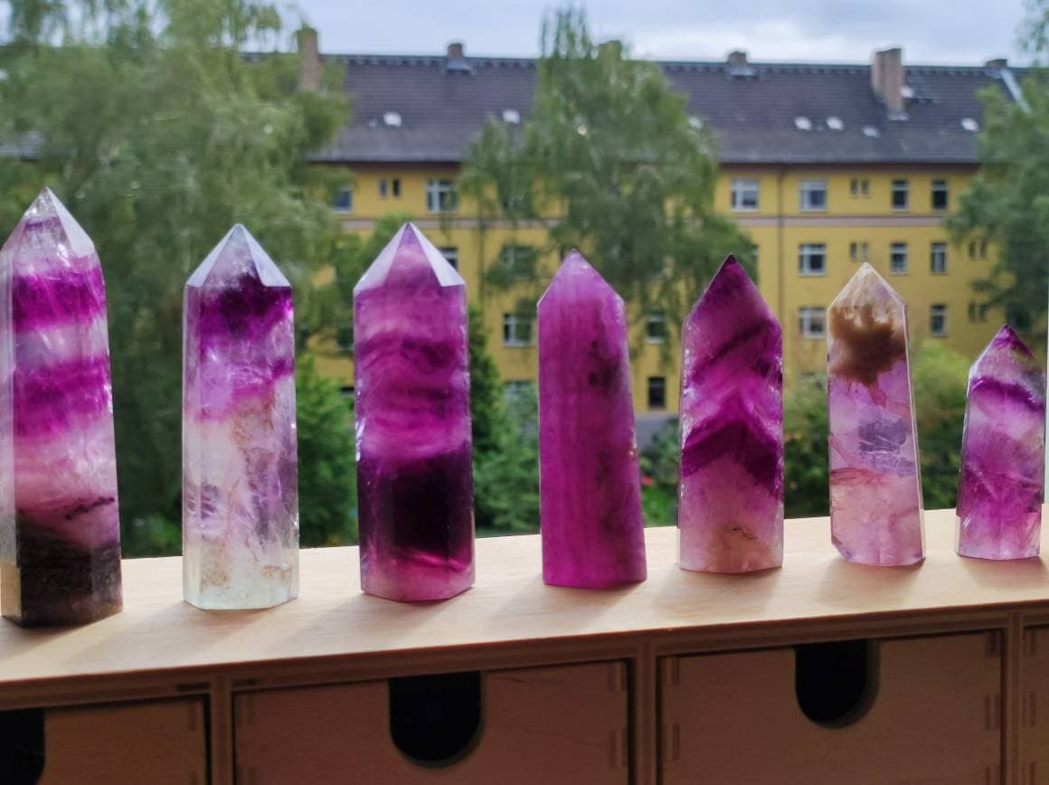 Pinker Fluorit ~ Kristall Point Turm Obelisk Tower ~ Magische Edelstein Deko ~Massagestab Crystal GOA Ethno Heilstein Naturschatz Regenbogen - Art of Nature Berlin