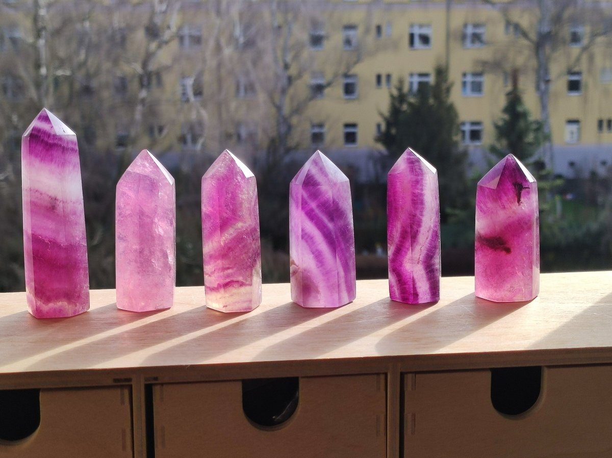 Pinker Fluorit ~ Kristall Point Turm Obelisk Tower ~ Magische Edelstein Deko ~Massagestab Crystal GOA Ethno Heilstein Naturschatz Regenbogen - Art of Nature Berlin