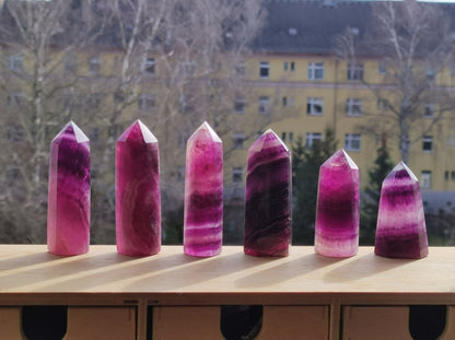 Pinker Fluorit ~ Kristall Point Turm Obelisk Tower ~ Magische Edelstein Deko ~Massagestab Crystal GOA Ethno Heilstein Naturschatz Regenbogen - Art of Nature Berlin