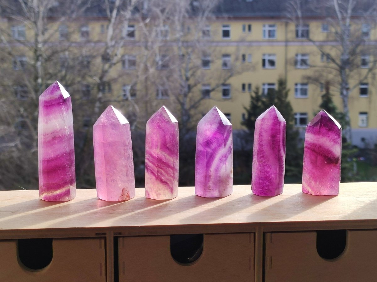 Pinker Fluorit ~ Kristall Point Turm Obelisk Tower ~ Magische Edelstein Deko ~Massagestab Crystal GOA Ethno Heilstein Naturschatz Regenbogen - Art of Nature Berlin