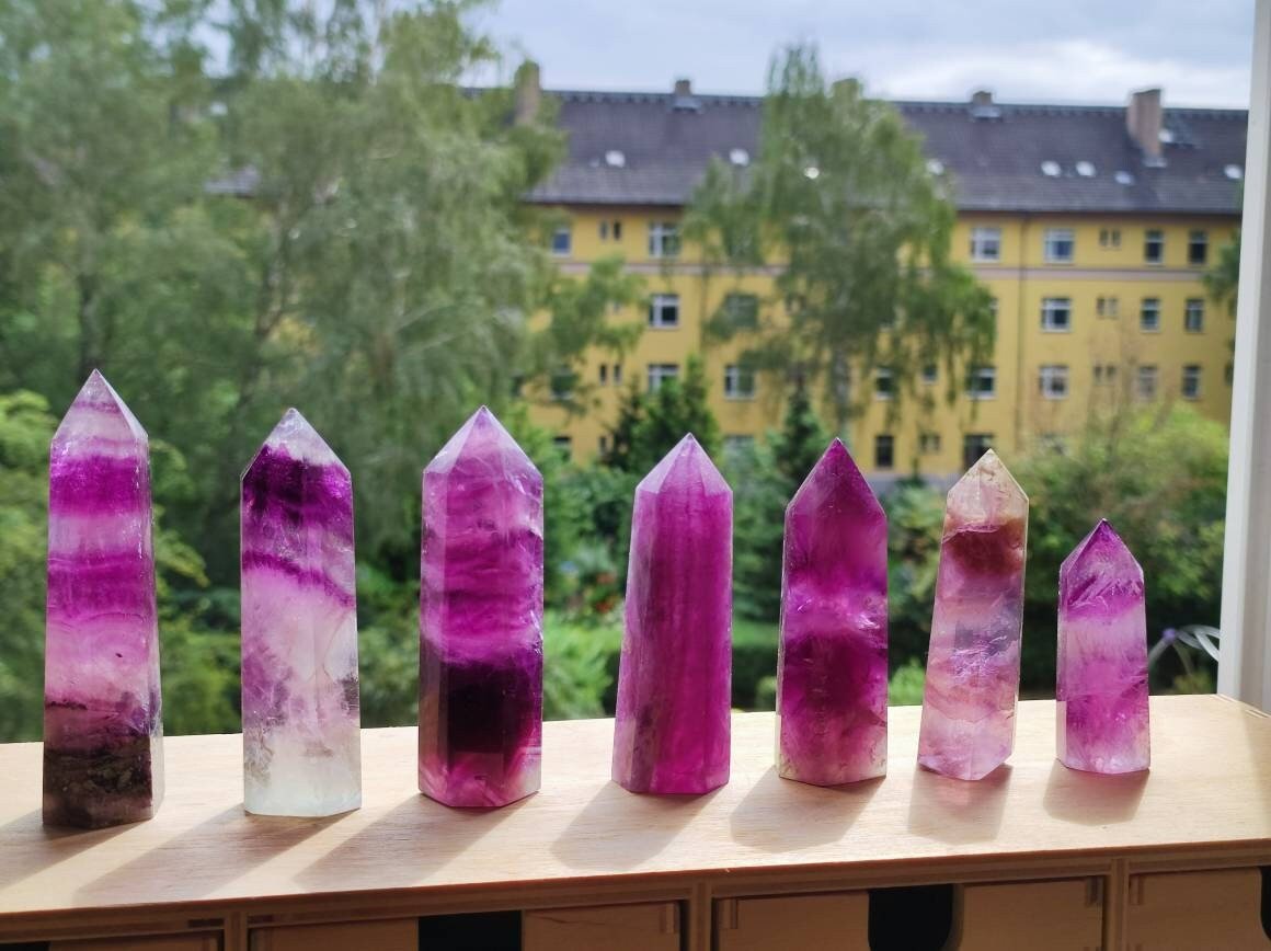 Pinker Fluorit ~ Kristall Point Turm Obelisk Tower ~ Magische Edelstein Deko ~Massagestab Crystal GOA Ethno Heilstein Naturschatz Regenbogen - Art of Nature Berlin