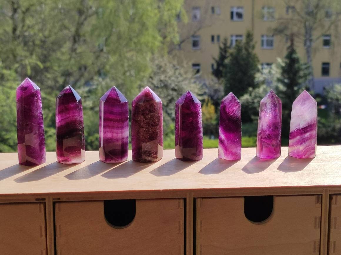 Pinker Fluorit ~ Kristall Point Turm Obelisk Tower ~ Magische Edelstein Deko ~Massagestab Crystal GOA Ethno Heilstein Naturschatz Regenbogen - Art of Nature Berlin