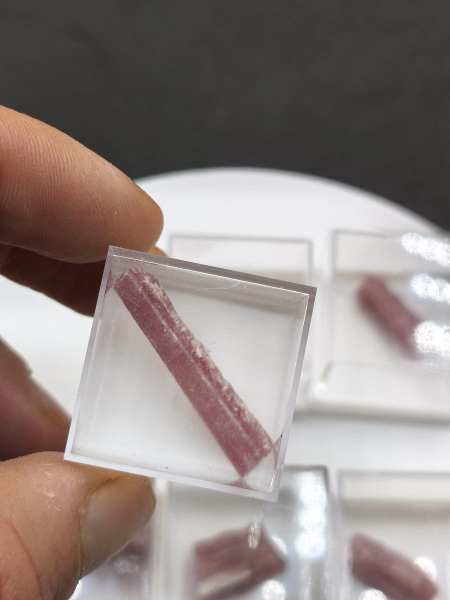 Pinker Turmalin Rohkristall aus Brasilien – Rosa Rubellit – 6 Unikate zur Wahl Kristalle & Mineralien Sammler Stufen Edelstein Deko Kristall - Art of Nature Berlin